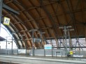 駅の天井にある杉の木の屋根ドーム